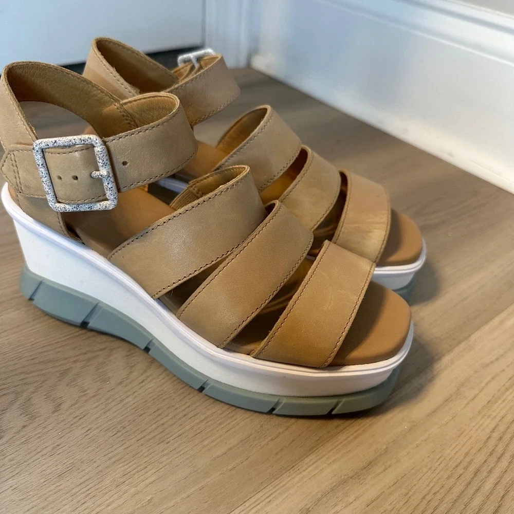 Sorel‎ Women's Joanie III Ankle Strap Wedge sandals Size 6 tan beige platform